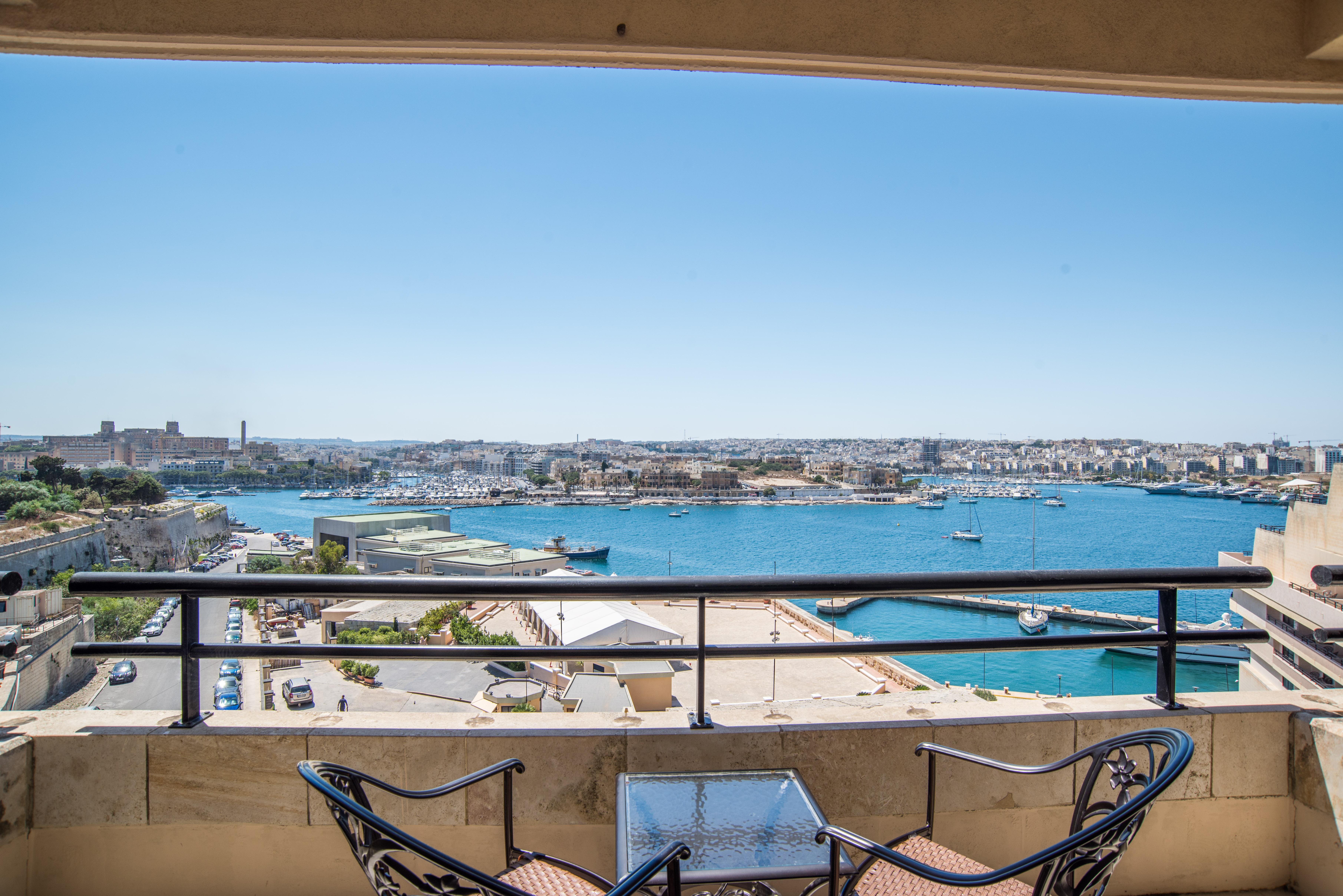 Grand Hotel Excelsior Floriana Exterior foto Balcony view of the Marina
