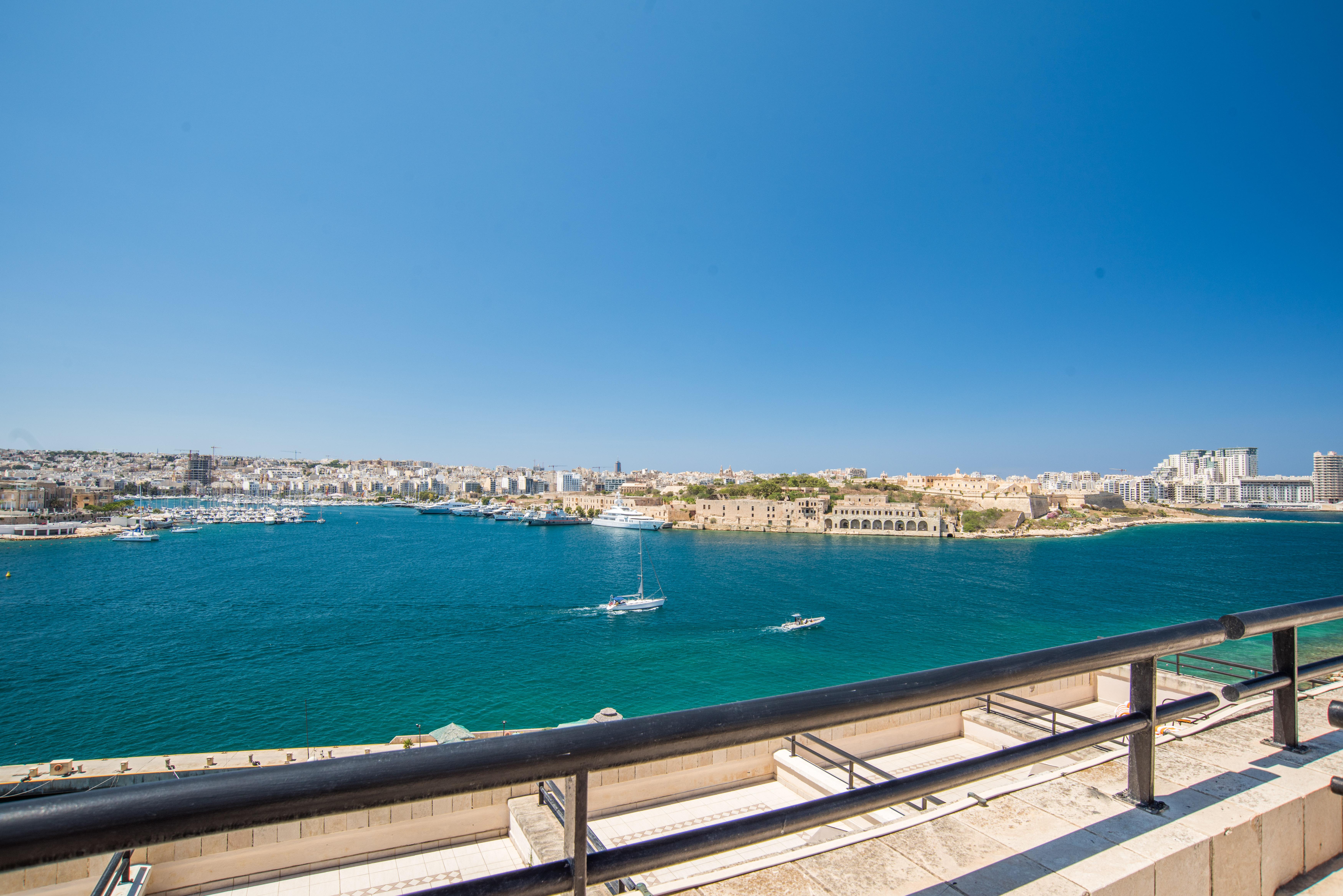 Grand Hotel Excelsior Floriana Exterior foto View of the harbour