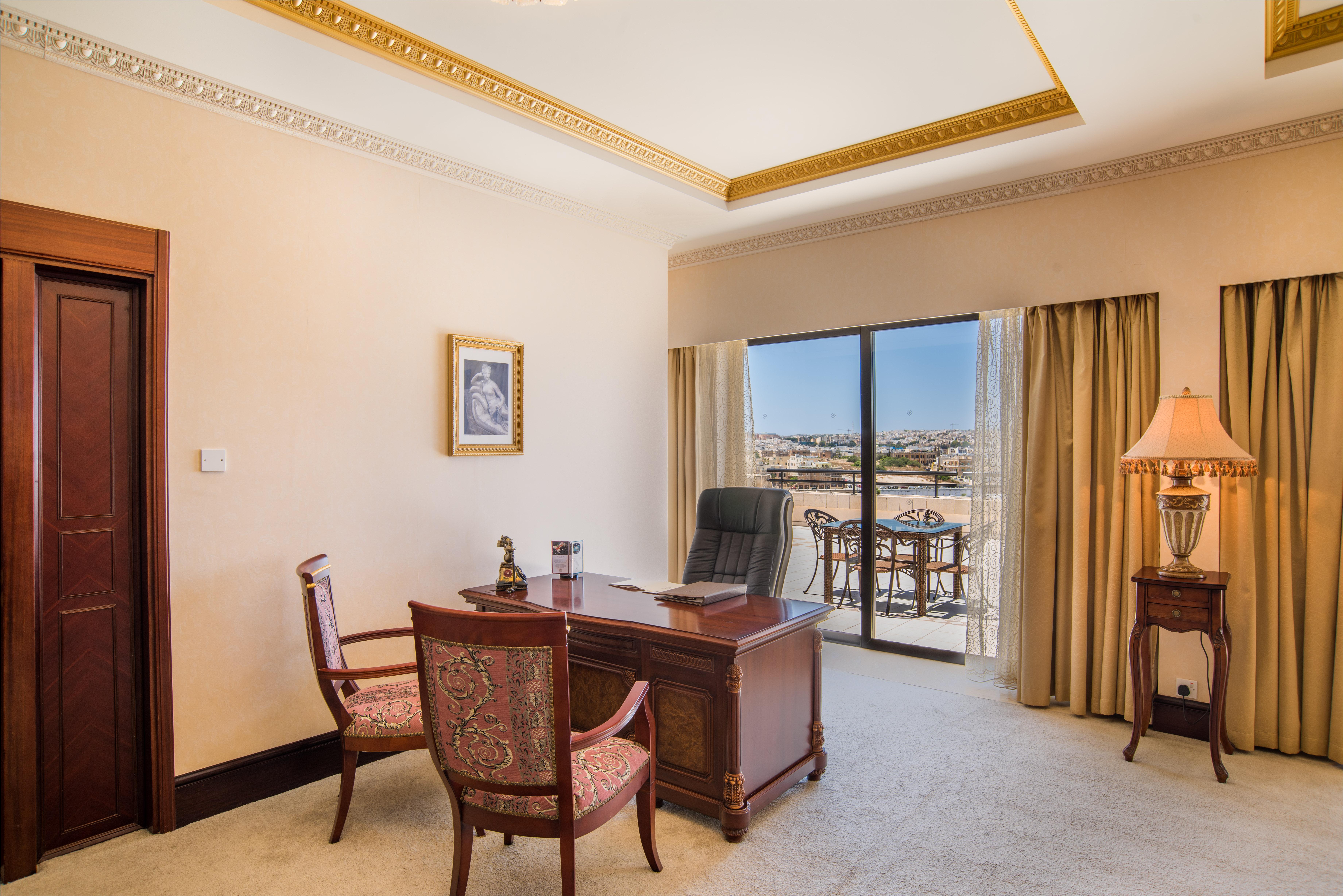 Grand Hotel Excelsior Floriana Exterior foto A study in a suite