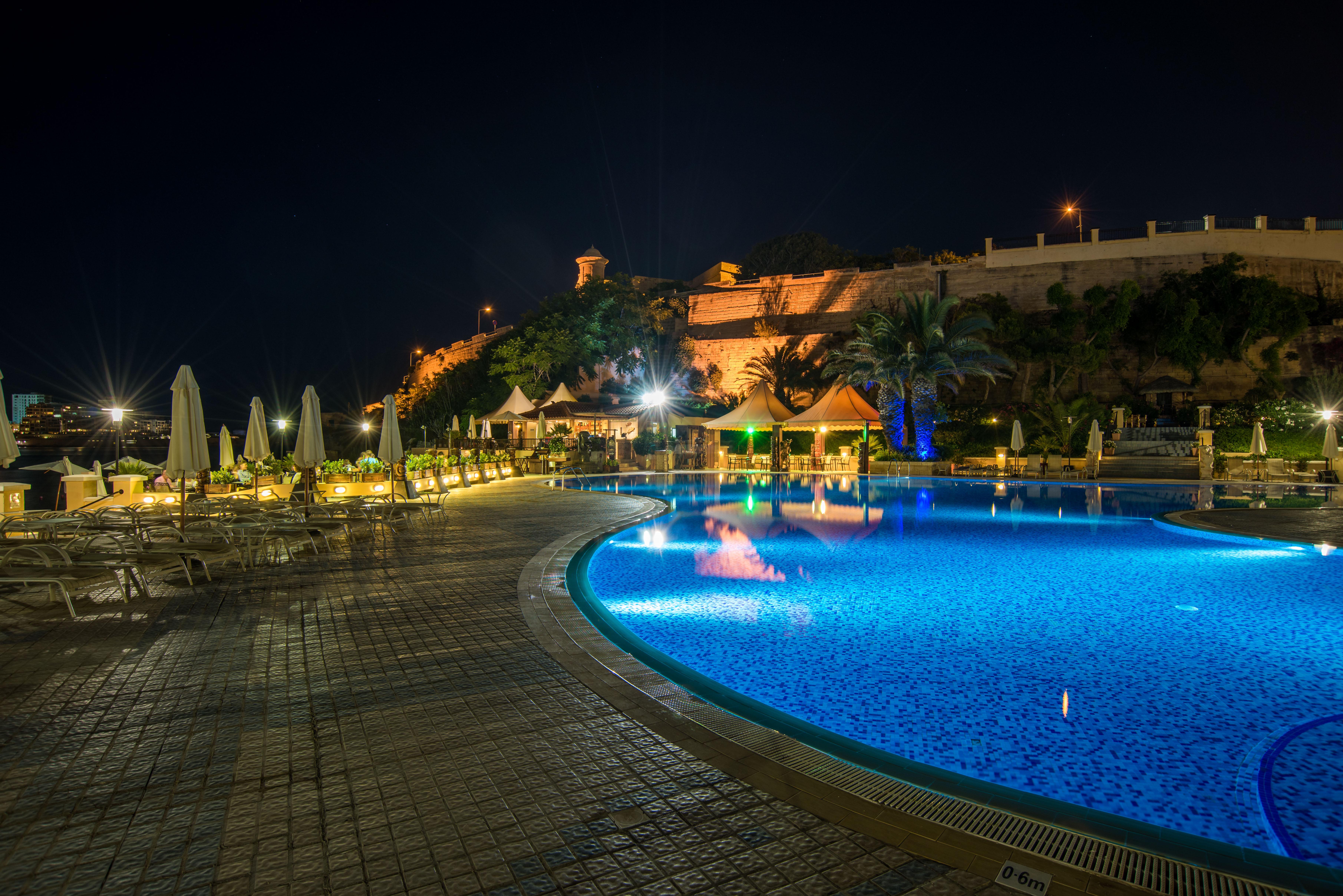 Grand Hotel Excelsior Floriana Exterior foto The resort at night