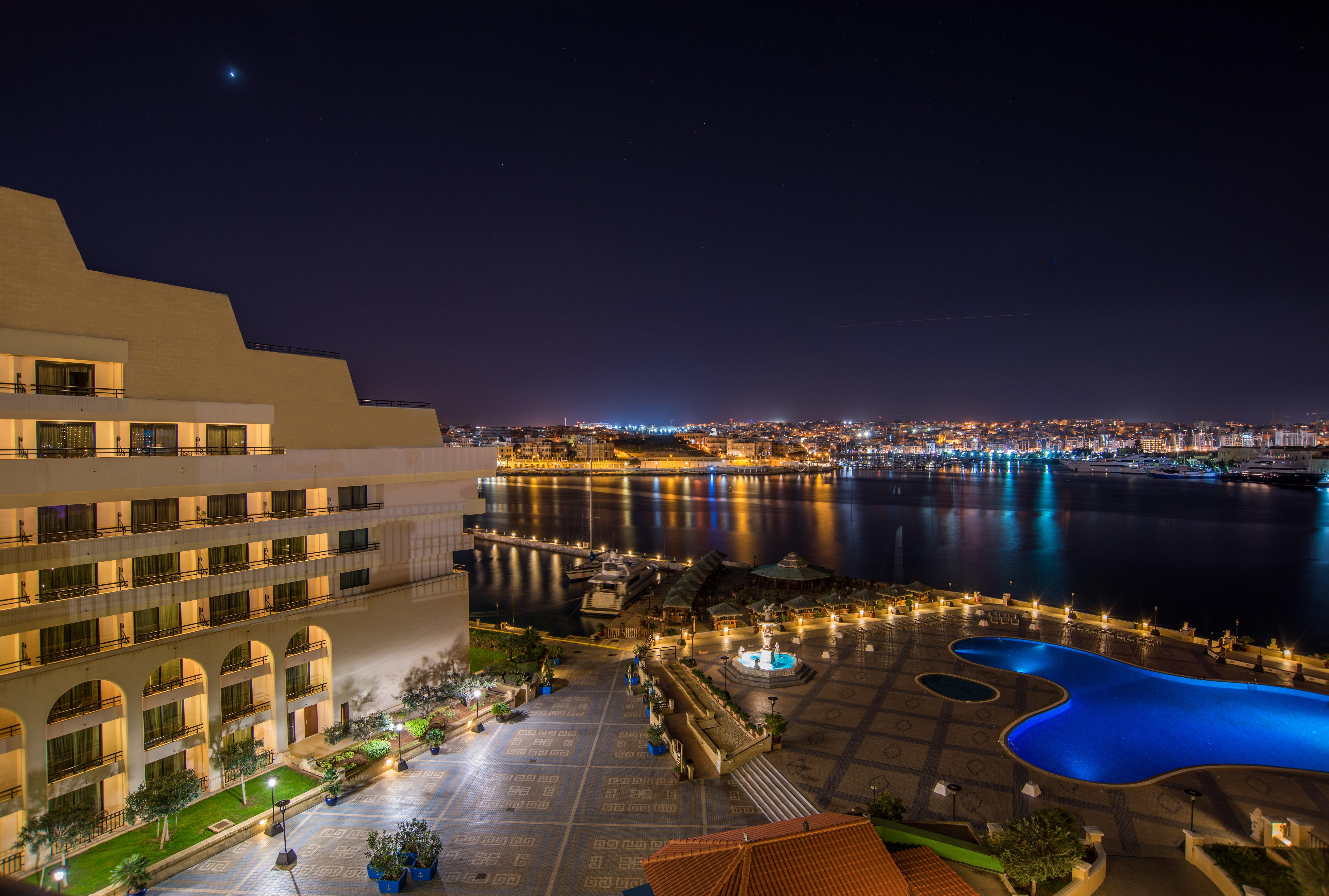 Grand Hotel Excelsior Floriana Exterior foto The Nile River at night