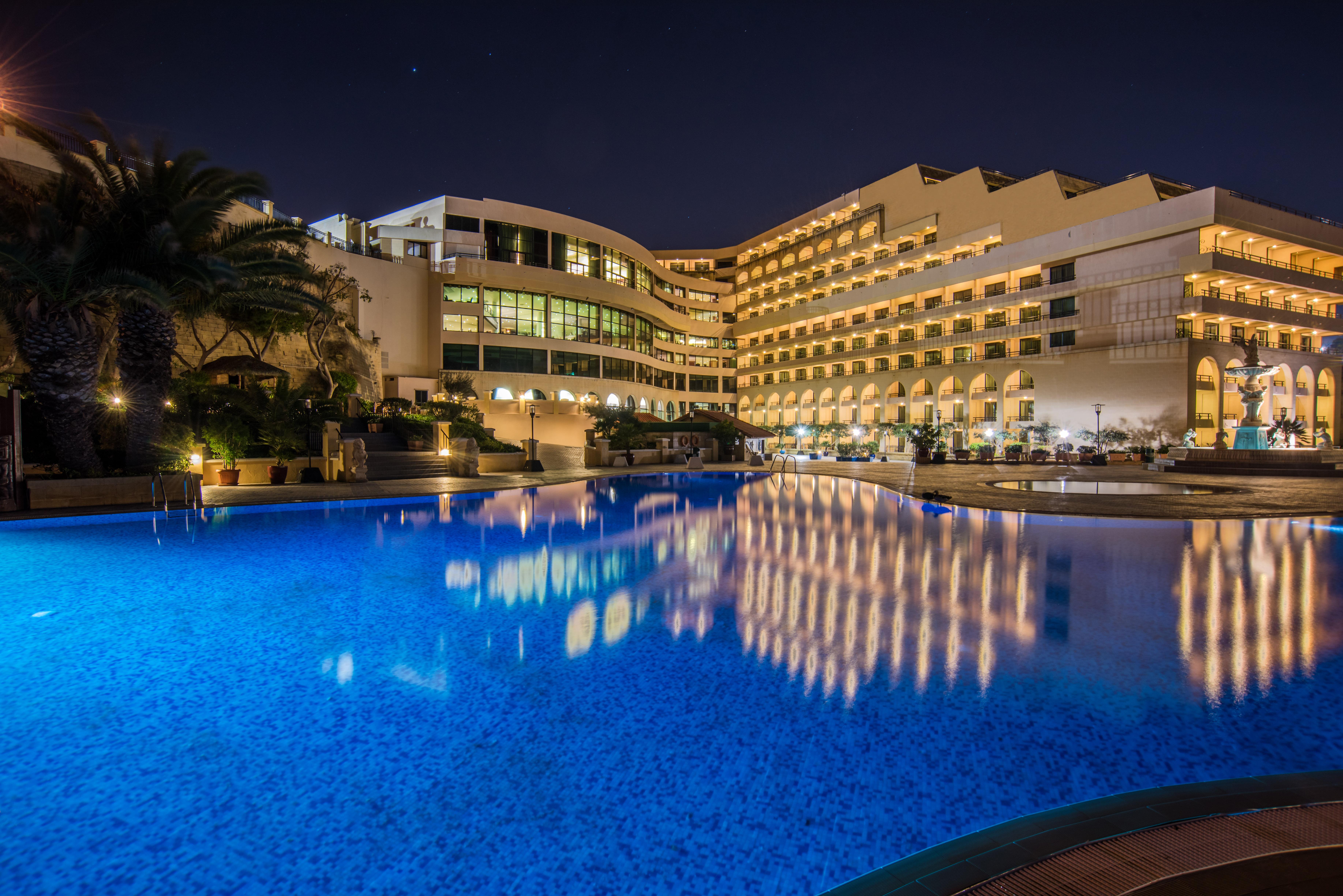 Grand Hotel Excelsior Floriana Exterior foto The hotel at night