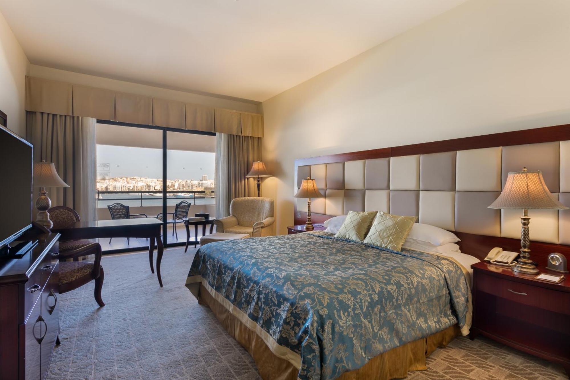 Grand Hotel Excelsior Floriana Exterior foto A room at the Hilton San Diego Bayfront